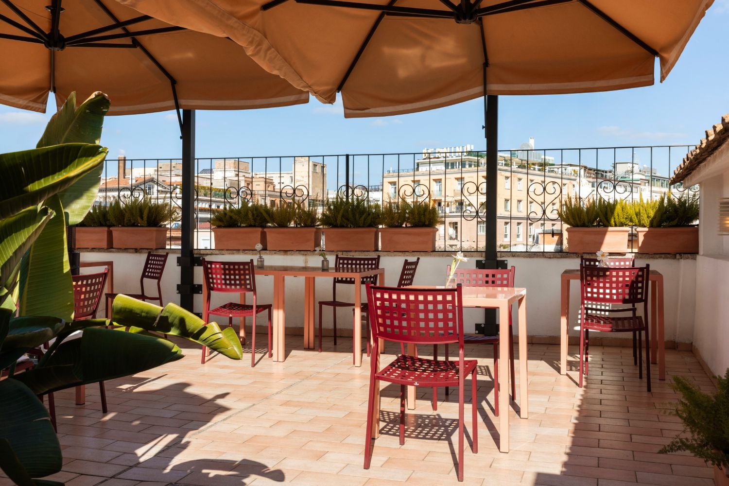 General view of the shared terrace with a view over Rome city center - Barberini Retreat Boutique Hotel - BZAR hotel in Rome - view 2