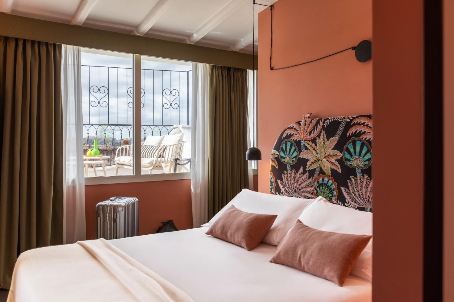 General view of the bright and spacious Junior Suite room with double bed in the foreground and window overlooking the private terrace - Barberini Retreat Boutique Hotel, BZAR hotels in Rome - view 2