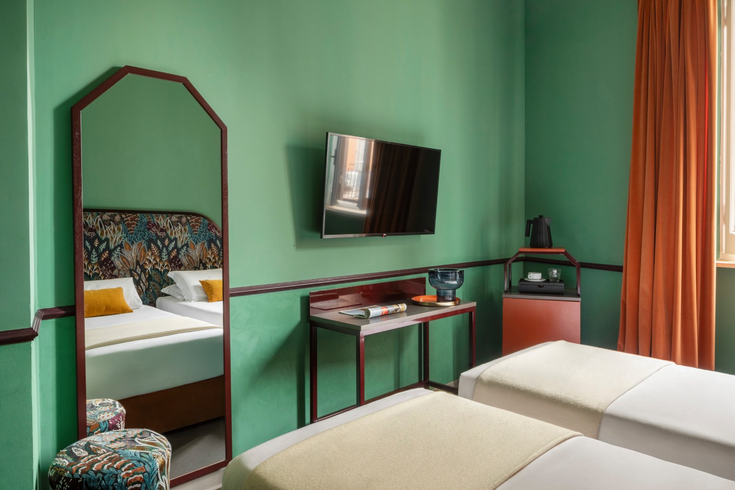 Bright Standard room with twin beds, television, and minibar - Barberini Retreat Boutique Hotel, BZAR hotels in Rome