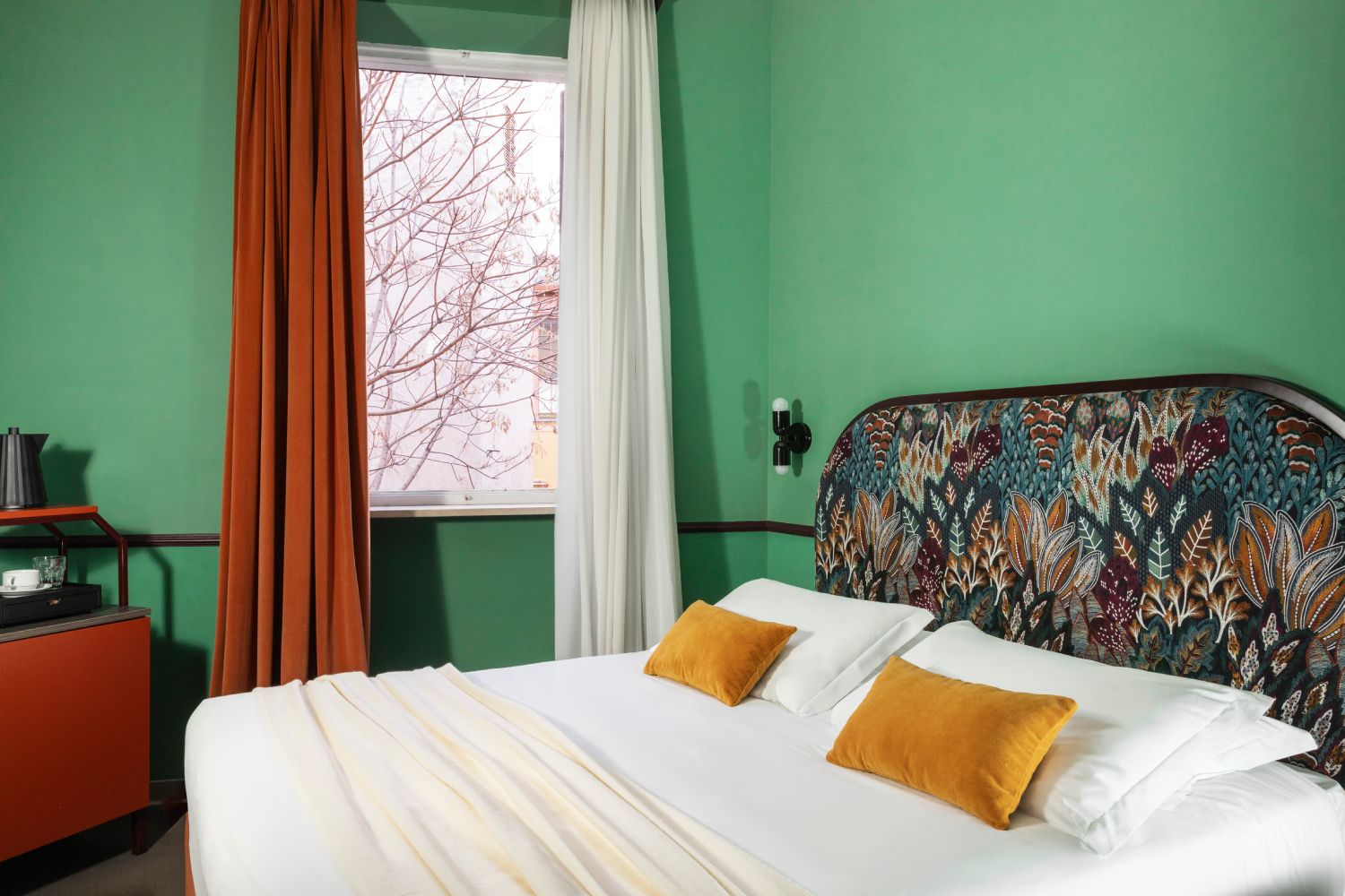 General view of the bright Standard room with a double bed - Barberini Retreat Boutique Hotel, BZAR hotels in Rome